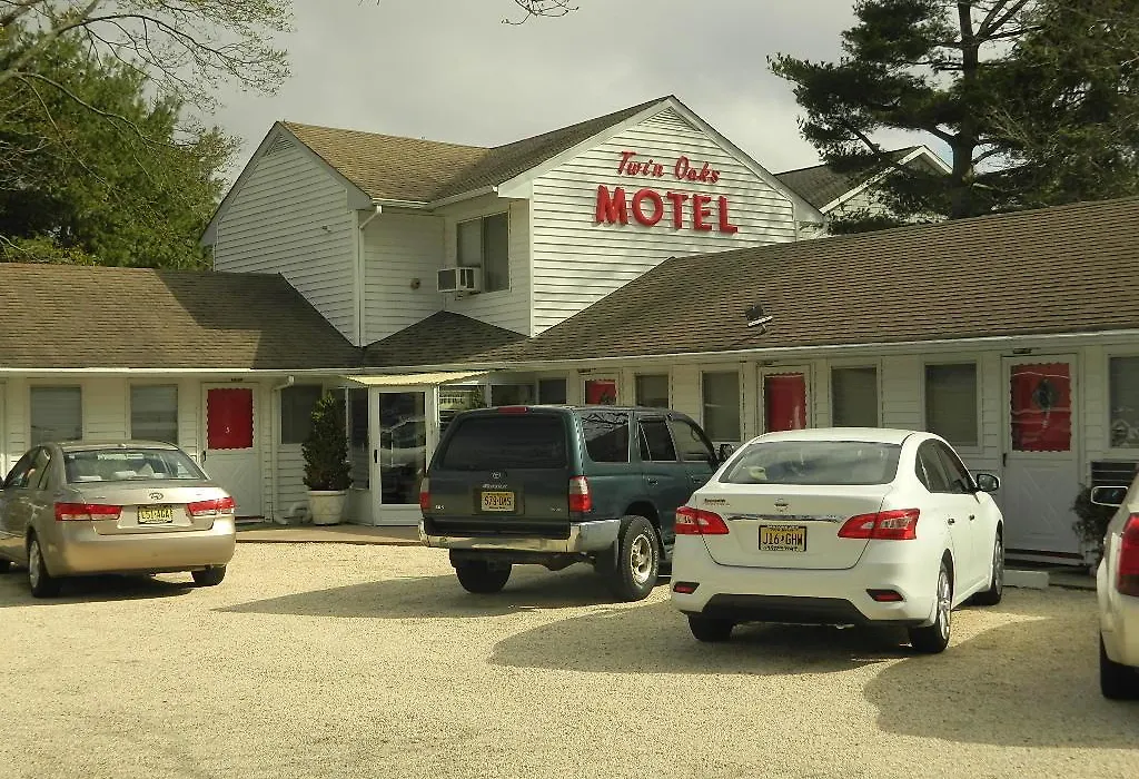 Twin Oaks Motel-1