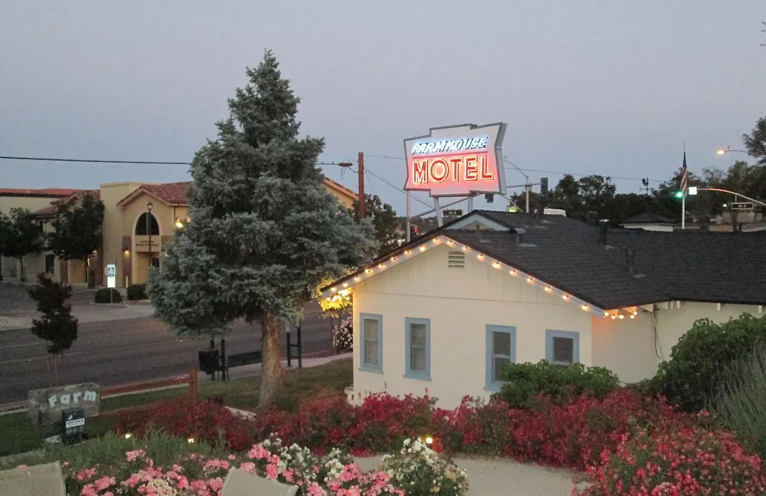 Farmhouse Motel-1