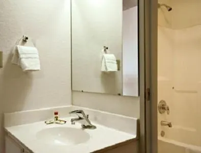 Days Inn By Wyndham Warsaw-1