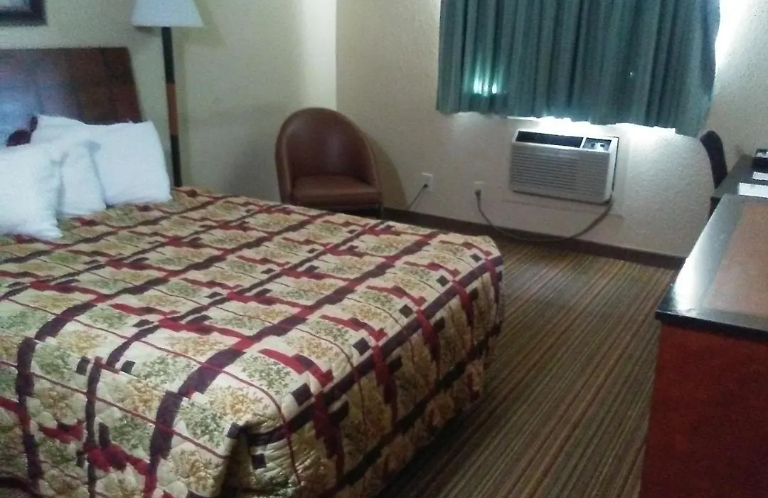 Knights Inn And Suites - Grand Forks-1