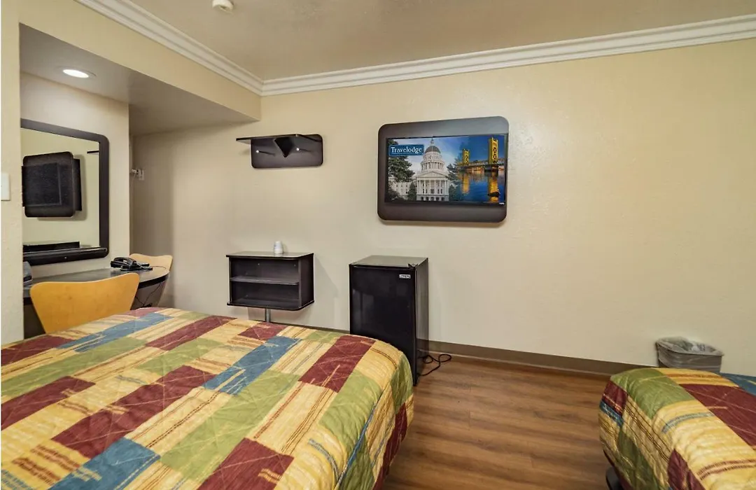 Travelodge By Wyndham Sacramento Convention Center-1