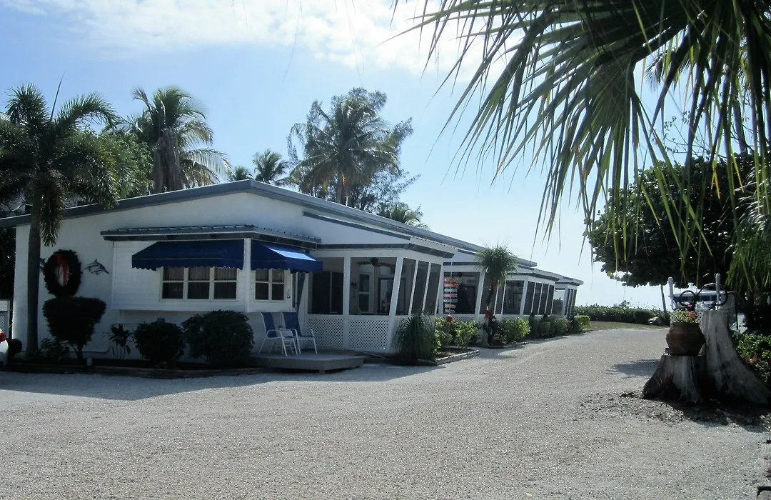 Tropical Winds Beachfront Motel And Cottages-1