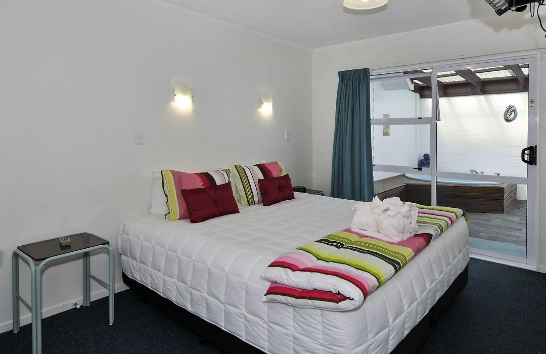 Palm Court Motor Inn-1