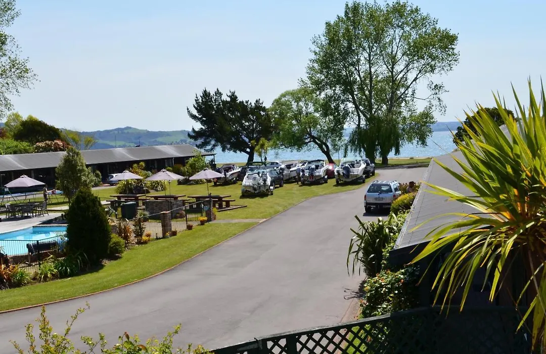 Cedarwood Lakeside Motel & Conference Venue-1