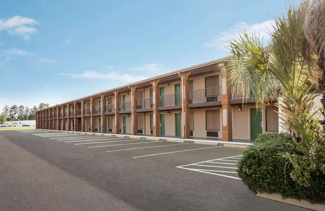 Days Inn By Wyndham Hardeeville/ I-95 State Line-1