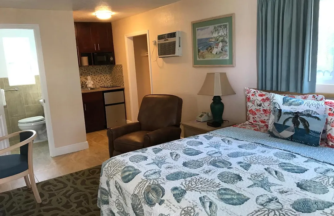 Carlton House Motel And Suites-1