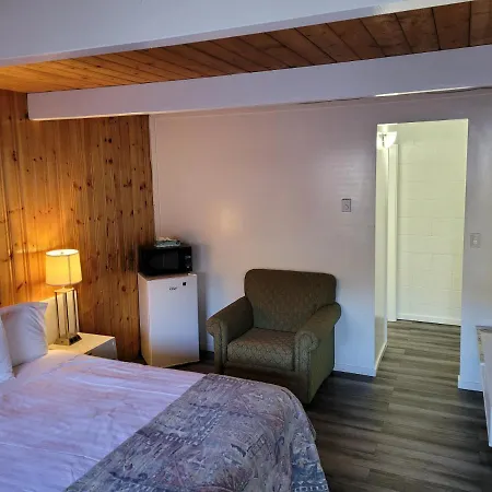 Pines Motel-3