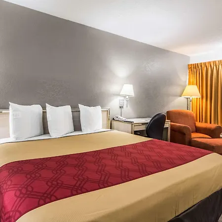 Econo Lodge Airport I-35 North-3