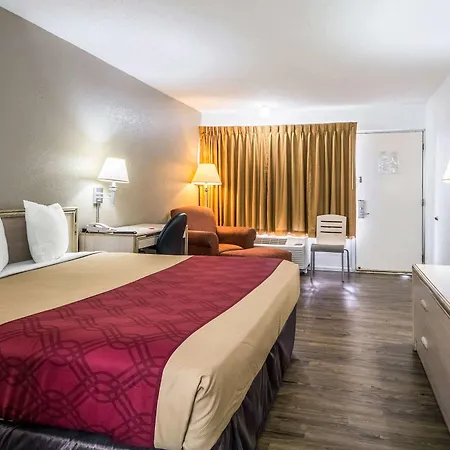 Econo Lodge Airport I-35 North-2