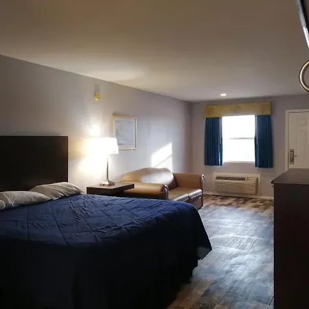 Riata Inn - Crystal City-3
