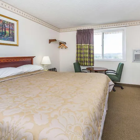 Super 8 By Wyndham Colorado Springs/Chestnut Street-3