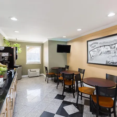 Super 8 By Wyndham Indianapolis-Southport Rd-3