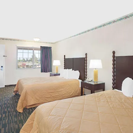 Days Inn By Wyndham Fresno Central-3