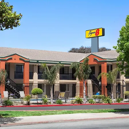 Super 8 By Wyndham Salinas-2