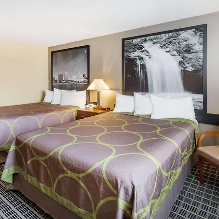 Super 8 By Wyndham Janesville-3