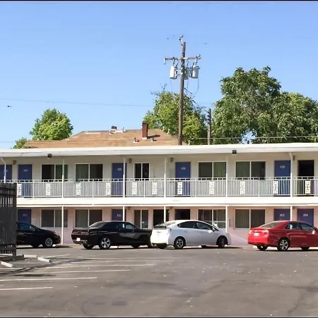 Travelodge By Wyndham Sacramento Convention Center-3