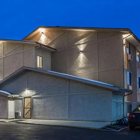 Super 8 By Wyndham Dubuque-3