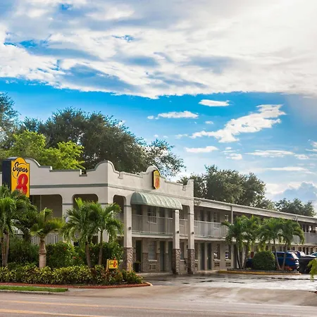 Super 8 By Wyndham Bradenton Sarasota Area-3