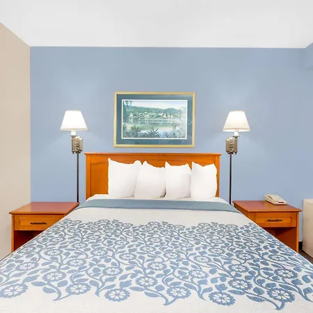 Days Inn By Wyndham Cedar Falls- University Plaza-3