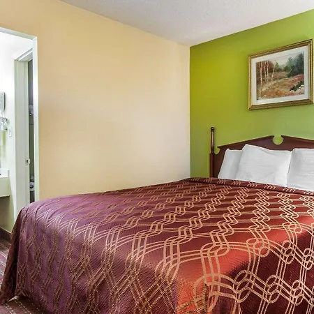 Econo Lodge Cleveland-2