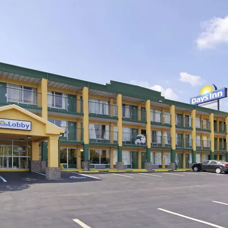 Days Inn By Wyndham Roanoke Civic Center-3