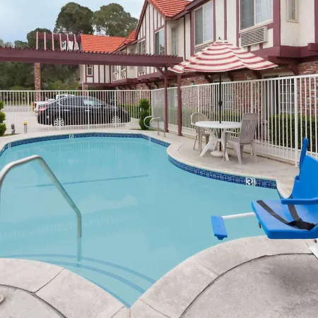Super 8 By Wyndham Santa Clarita/Valencia-3