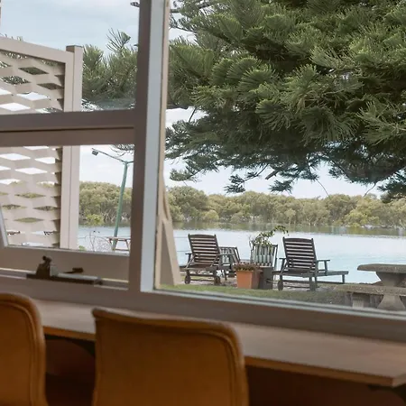 Black Swan Waterfront Motel (Adults Only)-3