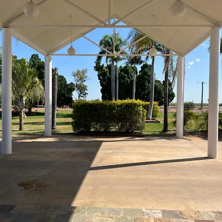 Albert Park Motor Inn - Pool And Shaded Parking-3