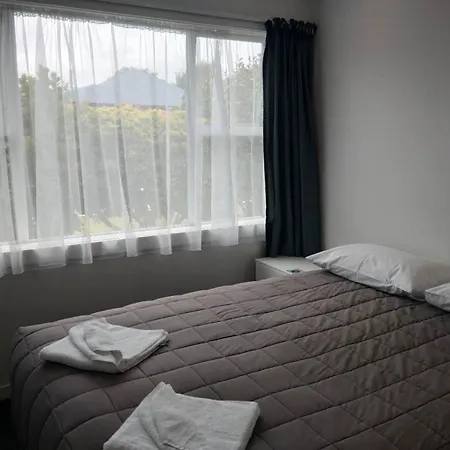 Queens Park Motels-2