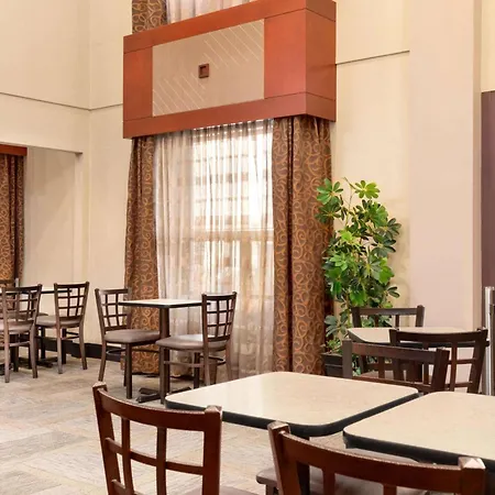 Travelodge By Wyndham Oshawa Whitby-3