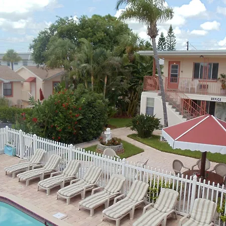 Carlton House Motel And Suites-3