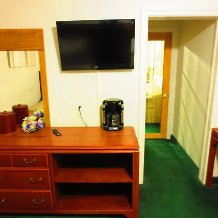 Canadiana Motel-2