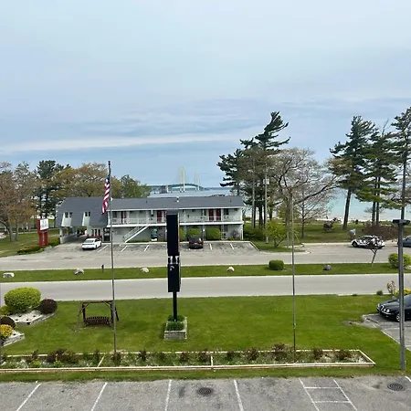 Super 8 By Wyndham Bridgeview Of Mackinaw City-3