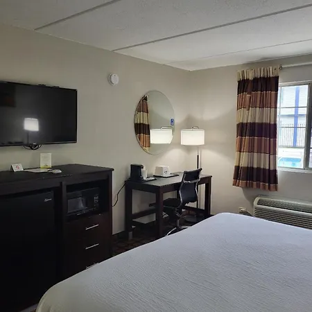 Days Inn & Suites By Wyndham Laredo-3