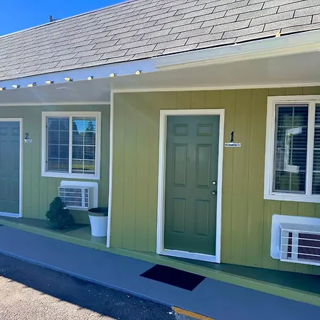 Chalet Motel - Affordable Stay In Central Bend-3