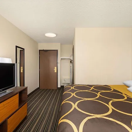 Super 8 By Wyndham Dodge City-3