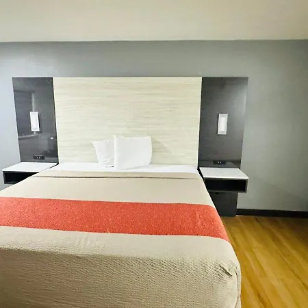 Evergreen Inn & Suites Portland (Adults Only)-3