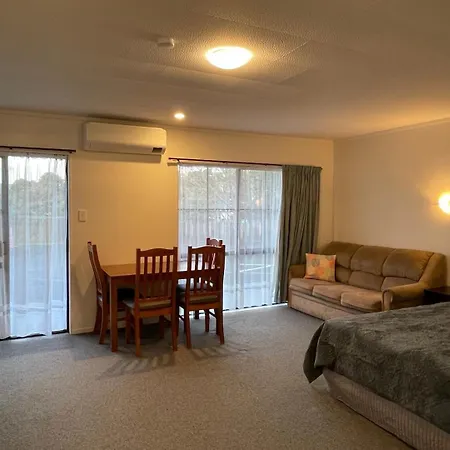 Cherry Court Motor Lodge-2