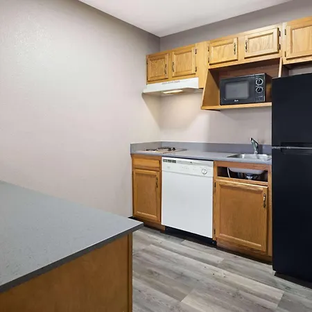 Days Inn & Suites By Wyndham Kokomo-3