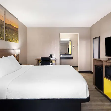 Days Inn & Suites By Wyndham Kokomo-2