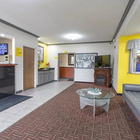 Super 8 By Wyndham Big Rapids-3