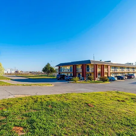 Castle Inn & Suites By Oyo Chickasha-3