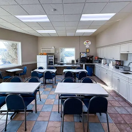 Super 8 By Wyndham Medicine Hat Ab-2