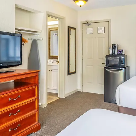 Travelodge By Wyndham Gananoque-2