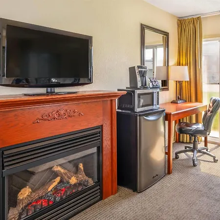 Travelodge By Wyndham Gananoque-3