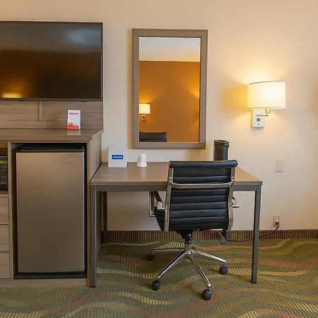 Travelodge By Wyndham Muskegon-3