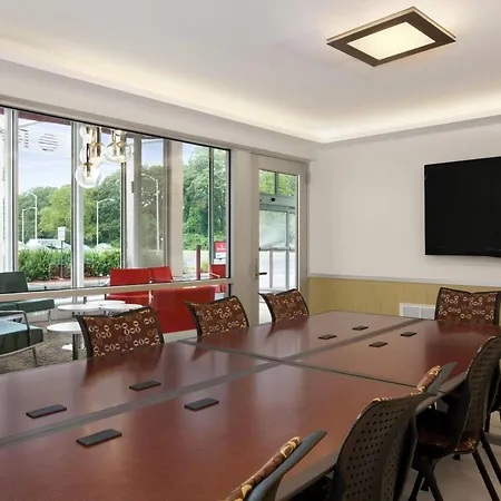 Ramada By Wyndham Rockville Centre-3