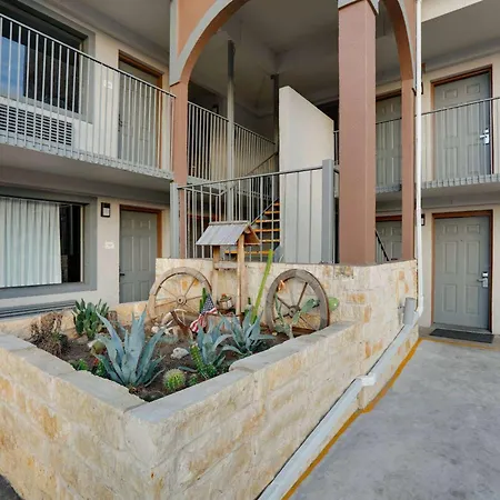 Super 8 By Wyndham San Antonio Pearl District Downtown-2
