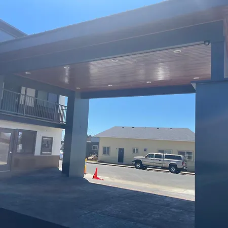 Seven Seas Inn & Suites-3
