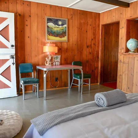 Room 6 - Downtown Joshua Tree Motel - Pet Friendly - Walk To Shops & Visitor Center, Minutes To Park Entrance-2